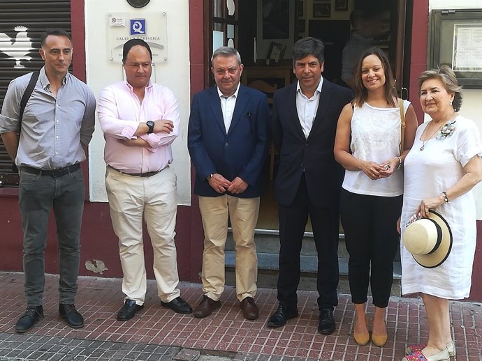 Alcalde (centro), muestra su apoyo a las candidaturas de Montilla-Moriles