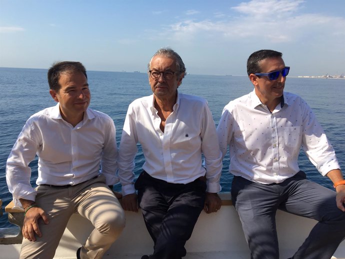 Carlos Sanlorenzo, Luis Conde y Jordi Freixas, en el pailebote Sante Eulalia