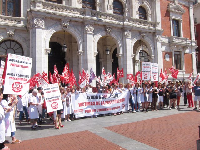 Concentración de trabajadores de ayuda a domicilio en Valladolid