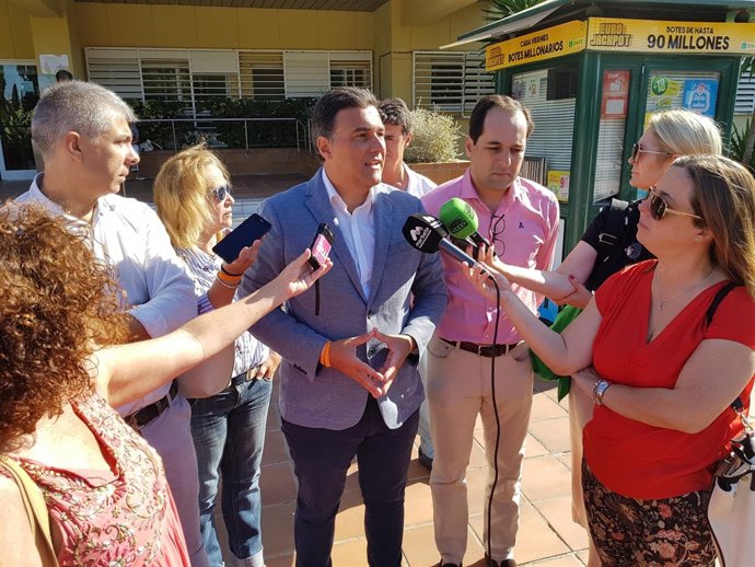 El parlamentario carlos hernandez white