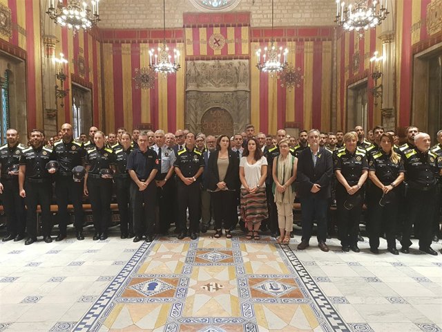 Ada Colau y concejales con nuevos agentes de la Guardia Urbana