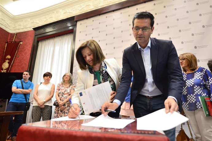 La consejera de Igualdad y Políticas Sociales junto al alcalde de Granada