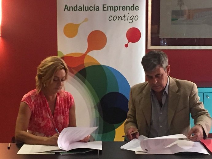 Firma del convenio entre Andalucía Emprende y Afcan.