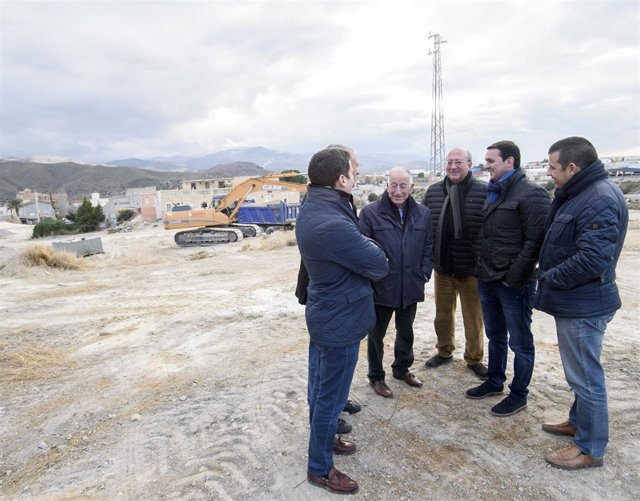 Imagen de archivo de una visita del equipo de gobierno de Diputación a Fines.