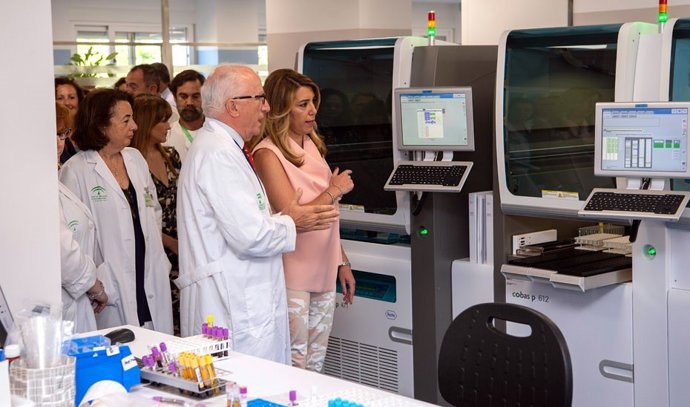Díaz visita el nuevo robot quirúrgico 'Da Vinci' en el Virgen del Rocío