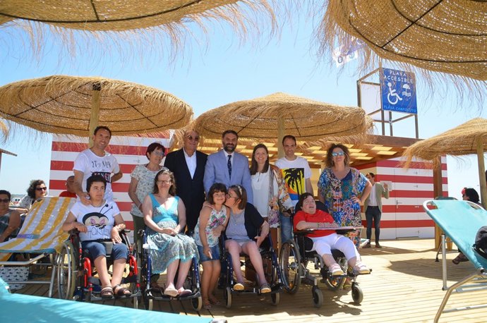 El consejero de Turismo visitando la playa accesible de Camposoto
