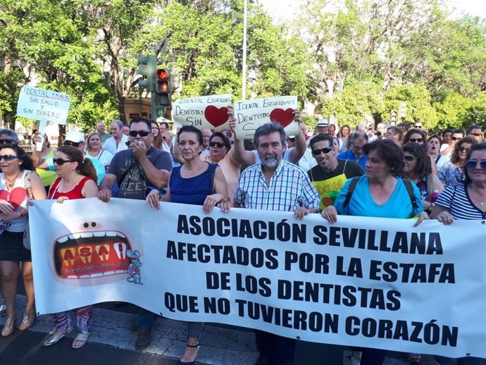 Manifestación de los afectados por el cierre de iDental