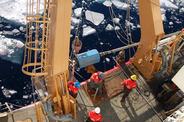 Barco de investigación en el Ártico