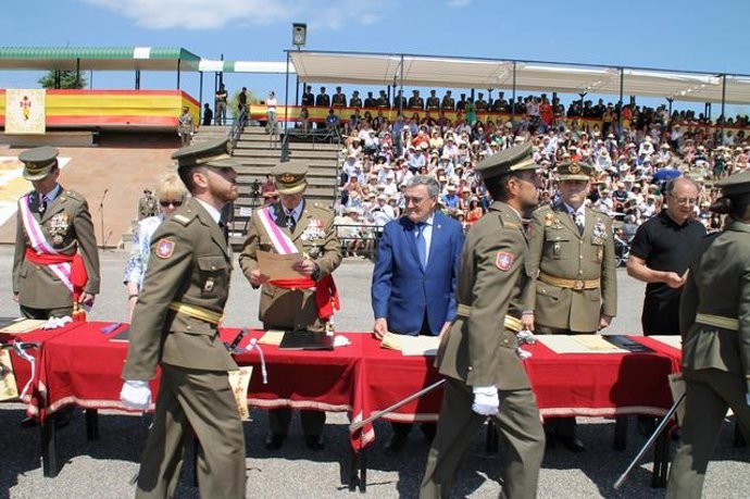 Àngel Ros en la entrga de despachos de sargentos de Talarn.
