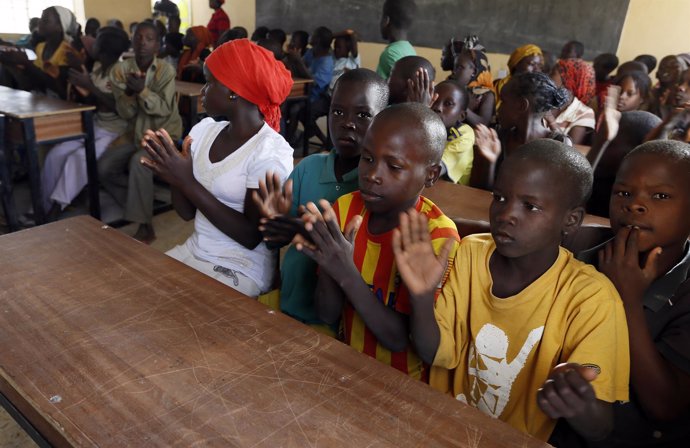 Niños desplazados por Boko Haram refugiados en una escuela en Adamawa
