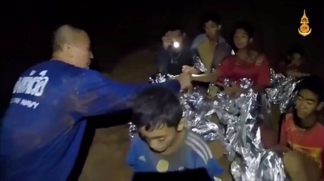 Atienden a los doce niños de un equipo de fútbol atrapados en una cueva