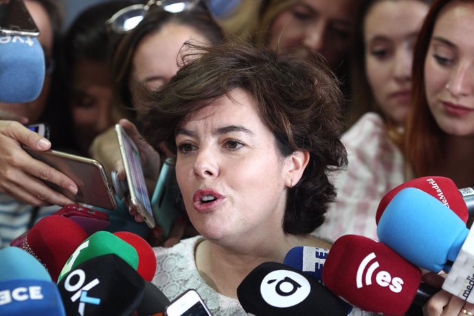 Santamaría atiende a los medios tras votar en las primarias del PP