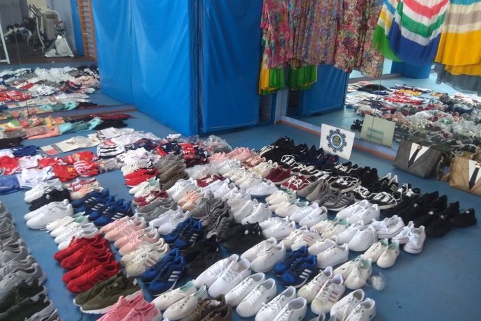 Policía Local de Cartagena decomisa 223 productos falsificados de un almacén 