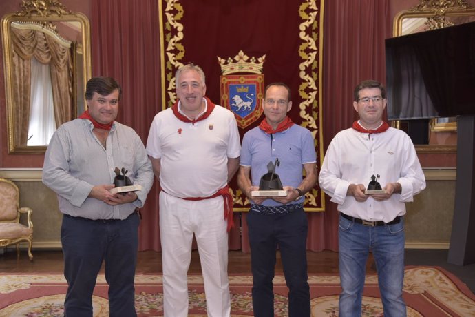 Joseba Asiron, con los premiados de los fuegos artificales de Sanfermines 2017.