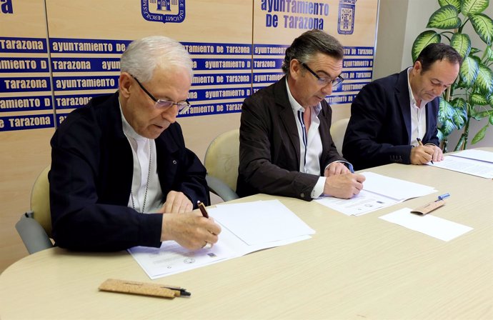 Beamonte, Arrechea y Hernández, firmando el acuerdo este martes en Tarazona