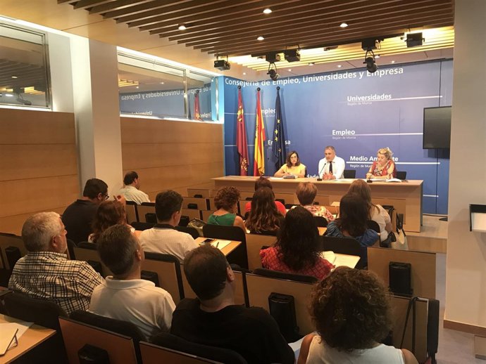 Abril con representantes de la oficina consumidor por cierre de iDental