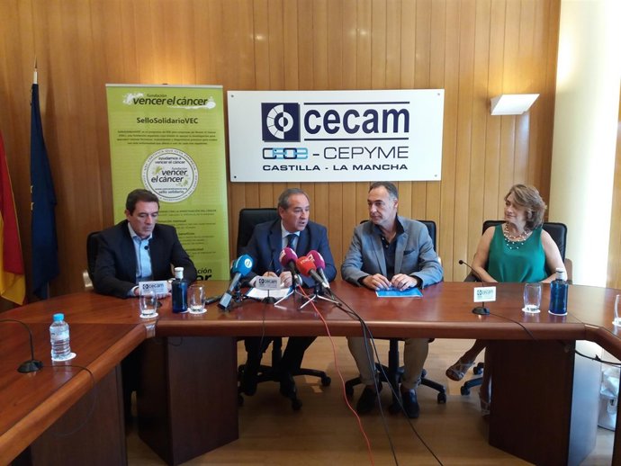 Nicolás en la firma de un acuerdo