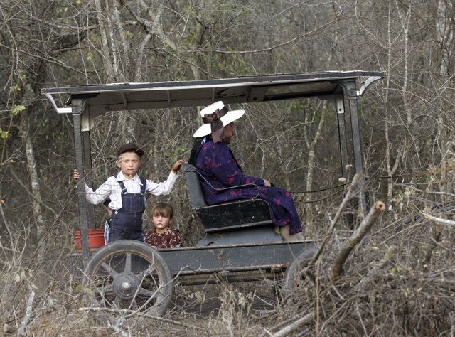 A "menonita" and her children travel along the road to Tarenda in the southern B
