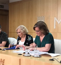La alcaldesa de Madrid, Manuela Carmena, y la portavoz del PSOE, Causapié