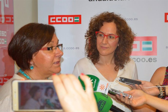 Nuria López y Mari Cruz Vicente, en rueda de prensa en Sevilla.
