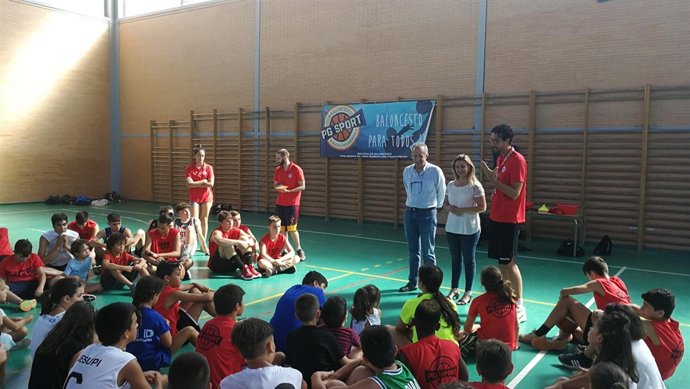 Uno de los talleres de baloncestos para los jóvenes  durante este verano. 