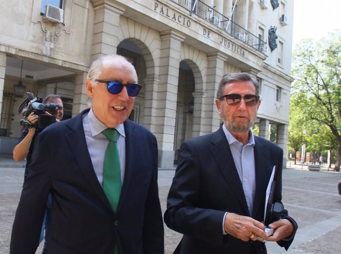 Javier Torres Vela y Manuel Gracia, tras declarar como testigos en los ERE
