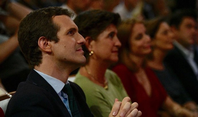 Pablo Casado i María San Gil, en un acte a Madrid per les primàries del PP.