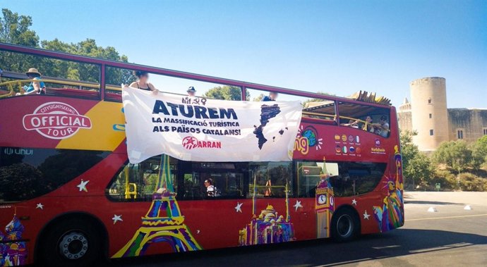 Acció d'Arran en un bus turístic de Palma