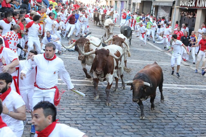 Tercer encierro de Sanfermines con toros de Cebada Gago. Curva de Mercaderes.