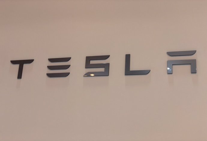 Logo Tesla