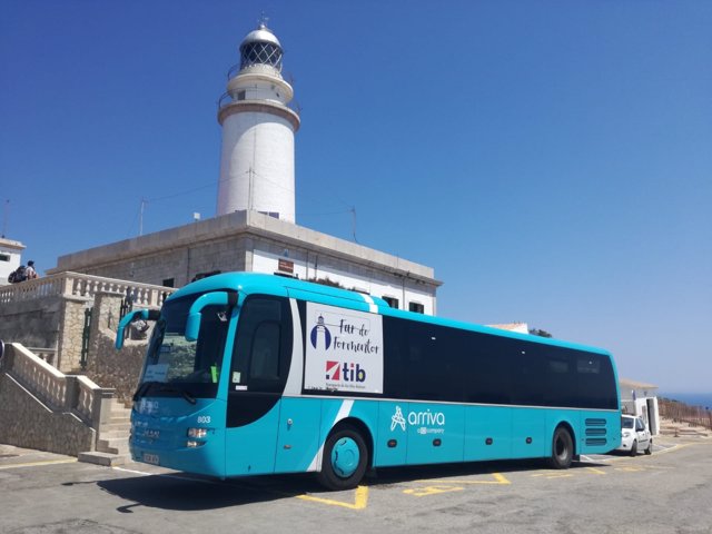 Unas 600 personas utilizan la lanzadera a Formentor en su primer día de funcionamiento