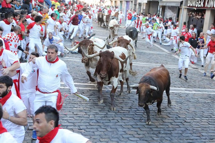 Tercer encierro de Sanfermines con toros de Cebada Gago. Curva de Mercaderes.