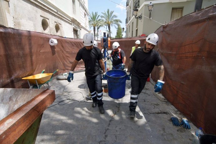 Trabajadores de Aguas de Cádiz limpiando el colector de San Juan de Dios