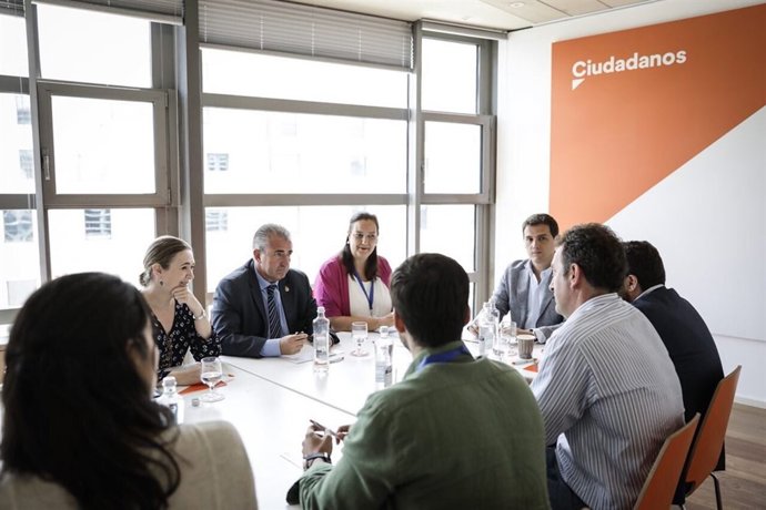 El presidente de Ciudadanos, Albert Rivera, reunido con víctimas del terrorismo