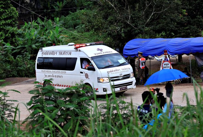 Una ambulancia evacua a uno de los rescatados de la cueva en Tailandia
