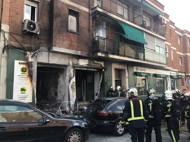 Tres intoxicados leves por humo tras un aparatoso incendio ya extinguido en Leganés