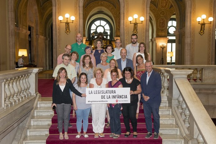 Diputats de la Comissió d'Infància amb Save The Children en el Parlament