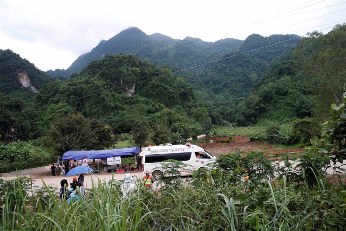 Una ambulancia traslada a los niños rescatados desde la zona de la cueva 