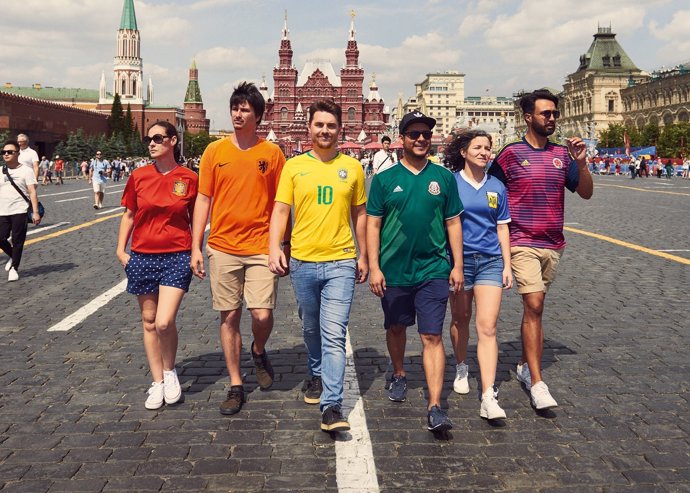 Activistas forman la bandera arcoíris en Rusia con motivo del Mundial