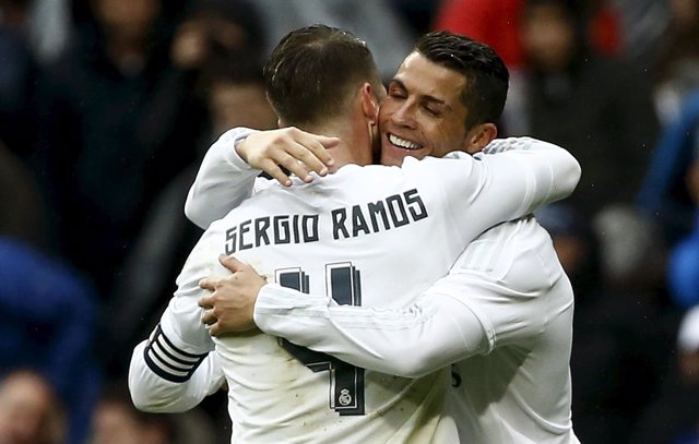 Sergio Ramos y Cristiano Ronaldo se abrazan