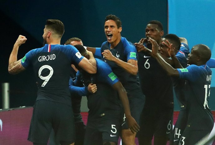 Varane, Giroud y el resto de la selección francesa celebran el pase a la final