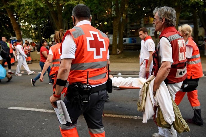 Trabajadores de Cruz Roja durante el encierro