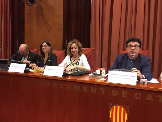 En el centro, la consellera de Justicia de la Generalitat, Ester Capella