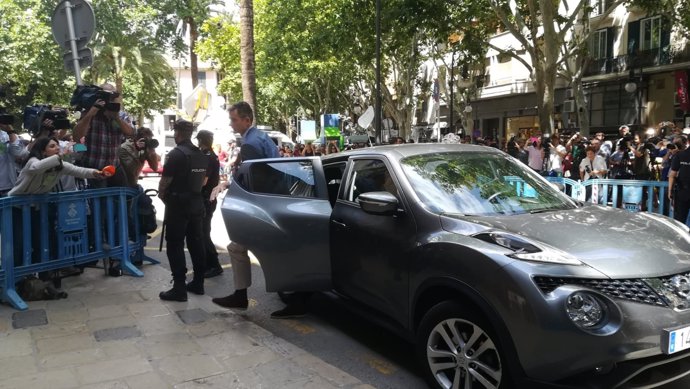 Iñaki Urdangarin recoge la orden de entrada a prisión en la Audiencia Provincial