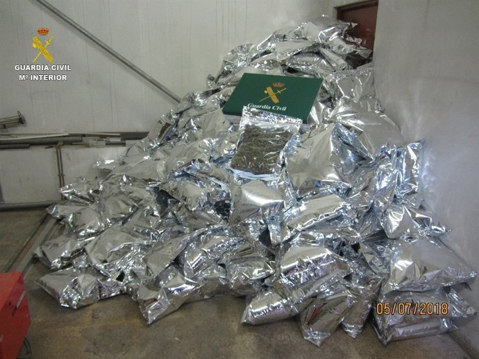 Detingut un camioner a La Jonquera per transportar marihuana envasada al buit