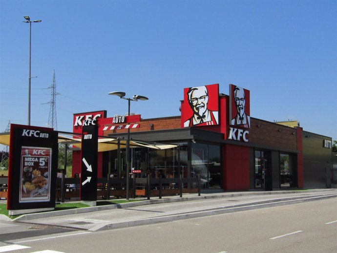 KFC abrirá restaurantes en parkings de cuatro cen                         