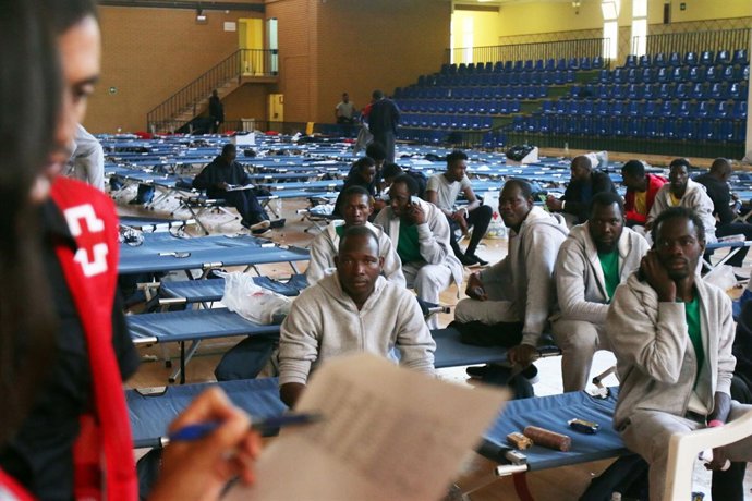 Inmigrantes en el pabellón Tiro Pichón de Málaga capital