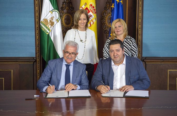 Firma del convenio entre la Junta y la Federación de Andaluces Retornados
