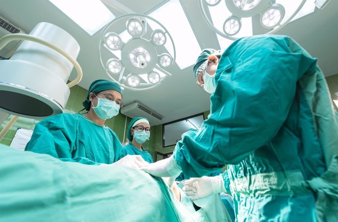Médicos durante una operación