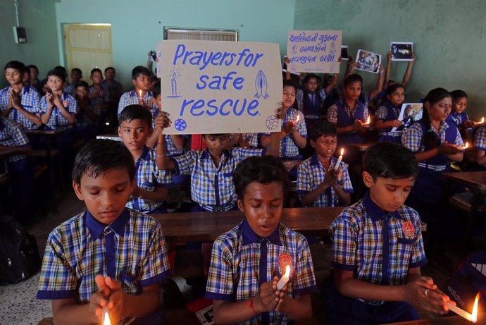 Niños tailandeses rezan por los 12 menores atrapados en la cueva